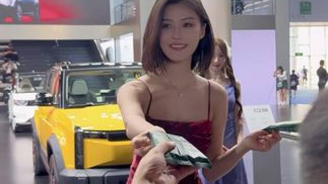 真有爱心的车模小姐姐