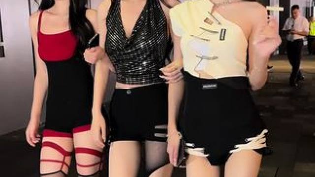 #美女模特 #完美身材 #穿搭 #大长腿 #街拍