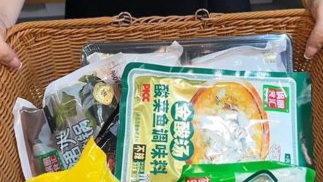 足足16件套锅圈食汇99酸菜鱼火锅套餐 你就说值不值吧#秋天就是要吃点酸味#这一口酸爽入秋 #有锅圈