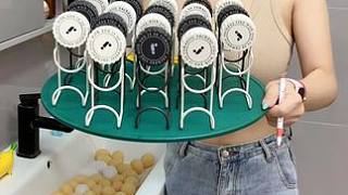 輕奢款臉盆掛鉤，吸盤式固定，方便快捷，結(jié)實牢固，，一個掛鉤可同時收納多個臉盆，節(jié)省空間，打掃衛(wèi)生也方