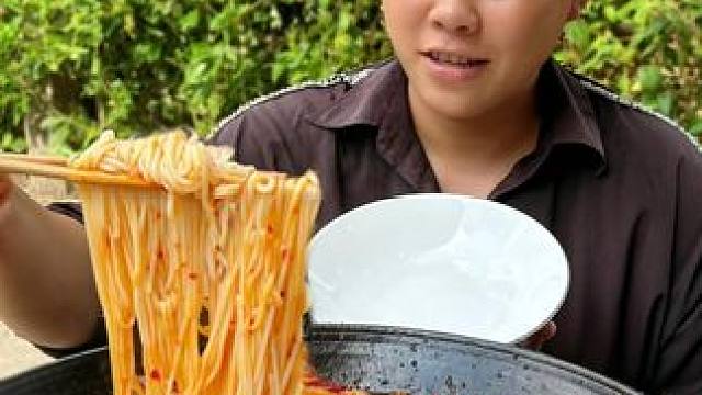 今天做了一大锅猪肉白菜炖粉条 #美食 #记录生活 #农村生活