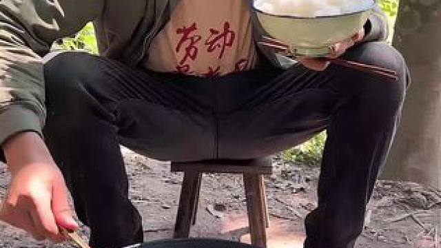 #我的乡村生活 #农村美食 #农村的生活有多惬意 水煮五花肉炒蒜薹太好吃了