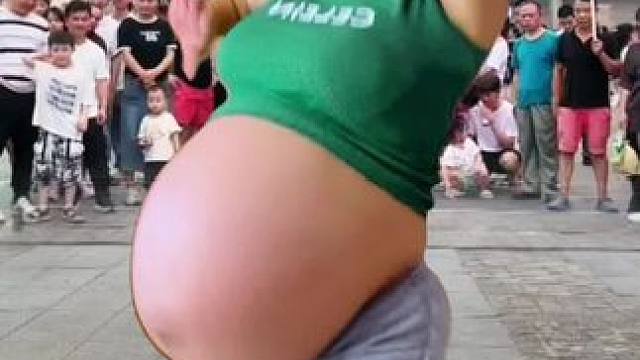 美女即便怀孕了，也放弃不了她对跳舞的热情
