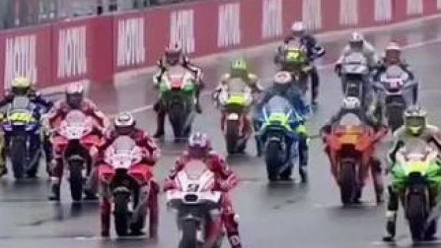 #motogp #摩托车比赛 #压弯 #危险动作请勿模仿 #93号马奎斯