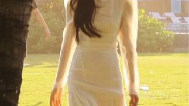 在重逢的街头 心跳比我先认出你