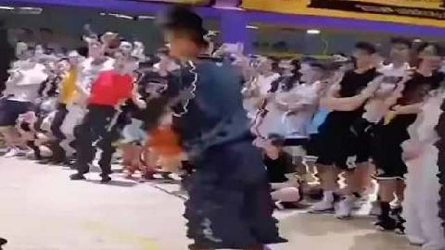 还记得他吗？当年被库里全网搜索的篮球少年这次库里成都行他也去了，并被库总一眼认出，然后来了场单挑～