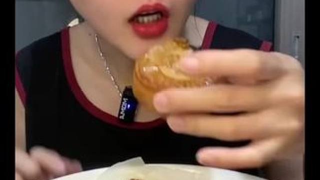 #哪些美食可以拯救没有食欲的日子 #各地特色月饼上分大赛 #不敢想象这一口多好吃 #从来没吃过这么好