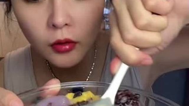 #各地特色月饼上分大赛 #吃货一枚鉴定完毕 #中秋三件套已经安排上了 #中秋三件套火起来是有原因的 