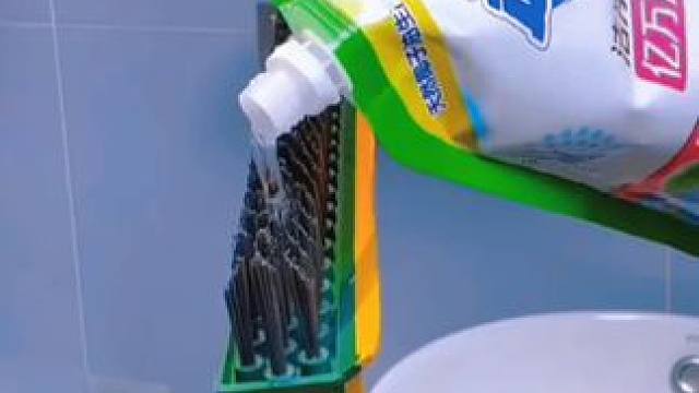 长柄硬毛V型地缝刷，刷洗卫生间各个边角凹槽太赞了！#清洁神器  #地缝刷  #卫生间好物  #多功能