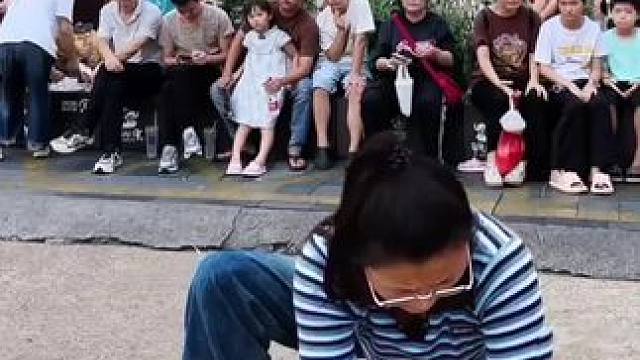 美女这个魔术厉害了，能在水泥地面上变成各种东西