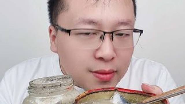 鲱鱼罐头和臭豆腐一起吃 #妈呀太香了 #是时候展现真正的技术了 #这一口嘎嘎给力 #简简单单吃顿大餐