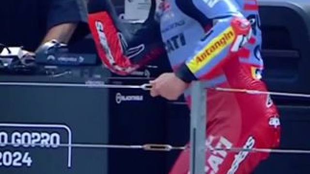 “他在闹，她在笑”#马奎斯 #motogp #阿拉贡站 #世界冠军 #赛车