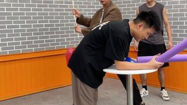 快叫你朋友来看倒霉蛋挑战#哈哈哈哈哈哈我要笑死了#整活#搞笑#管不饿#奇妙通告日