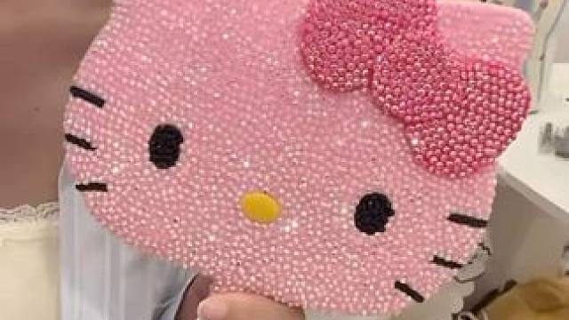 艾特你的好朋友就会收到这个亲手做的礼物，闪闪的kt猫镜子，哪个女生会不爱呢#hellokitty镜子