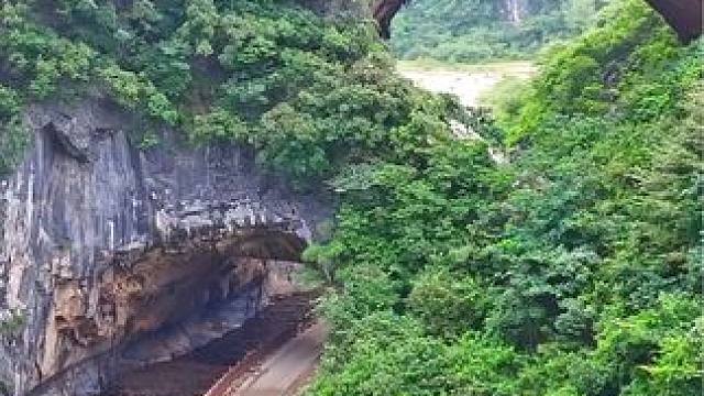 你相信吗？广西贺州亿万年形成的公路隧道，没有任何部门敢建收费站，穿洞而过就是世外桃源般的村落。#有一