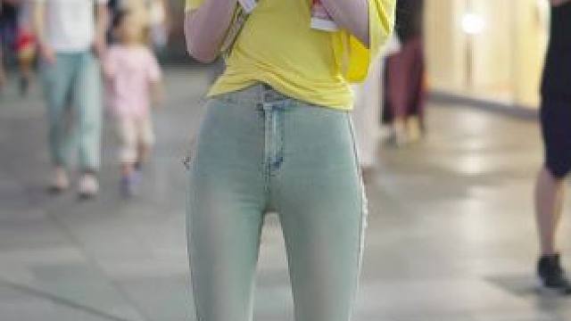 #时尚街拍美女 #性感牛仔裤 #完美身材