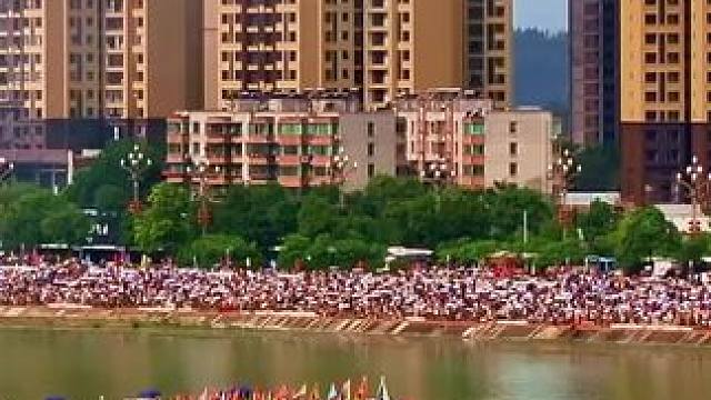 观众最平凡的动作不是鼓掌而是摇扇子，回顾2024广元女儿节最热现场。#广元女儿 #人山人海太热闹了 