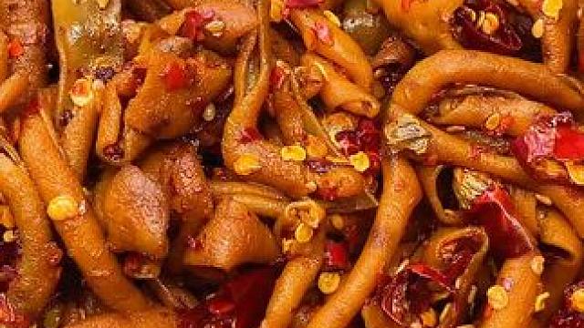 一口下去QQ弹弹，卤的特别入味，香香辣辣的真的太上头了#好吃到停不下来 #无辣不欢 #鸭肠