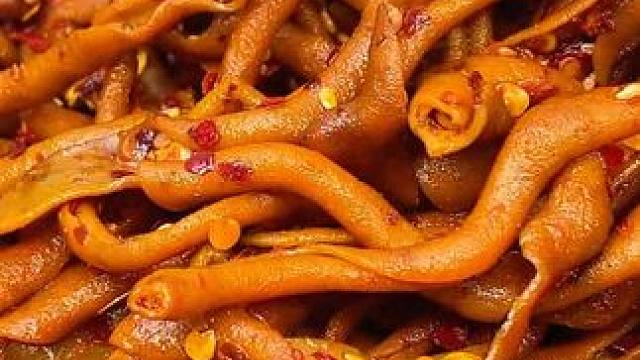 每一根上面都裹满了辣椒和卤汁，吃起来香香辣辣QQ弹弹真的上头#妈呀太香了 #好吃到停不下来 #鸭肠