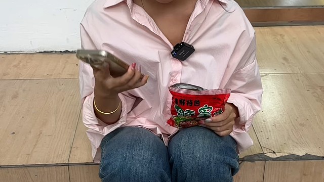 女孩生活所迫走进手机店老板竟然这么做