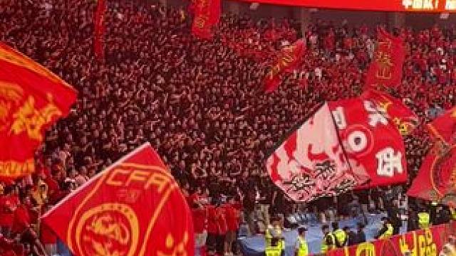 5万多球迷为国足加油助威！堪称最震撼场面，为何次次以失败而告终，国足给了球迷希望又给了失望。#国足 