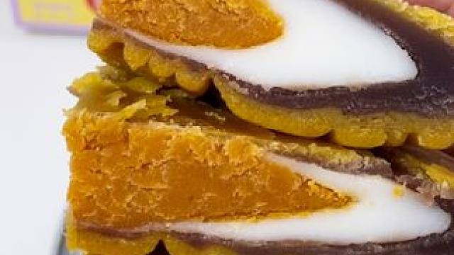 月饼 这款芋泥蛋黄月饼配料干净，口感丰富，大份量大满足，过节就要给亲友分享不一样的