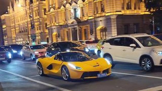 上海街头偶遇3000千万的法拉利拉法#魔都上海 #上海街头豪车街拍