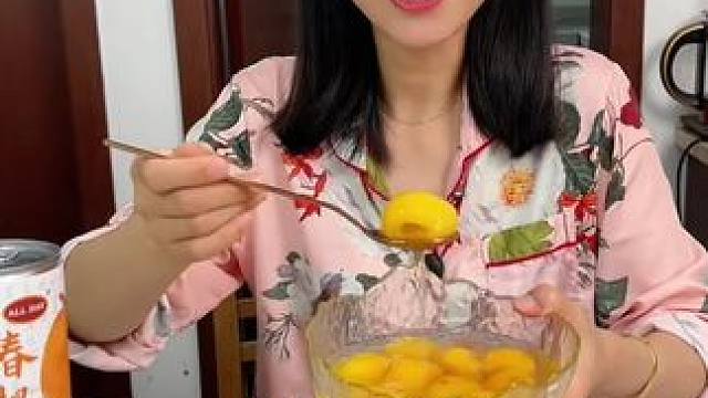秋天给家人安排一罐枇杷罐头，很舒服！#枇杷 #罐头 #水果罐头 #好吃到停不下来