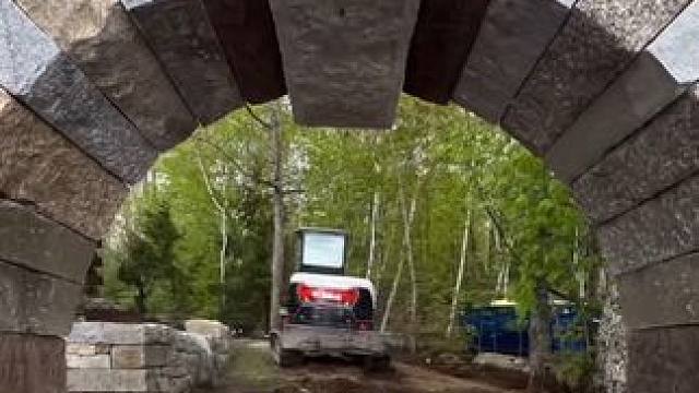 石拱门设计施工 美国乡村月形石拱门，简约优雅，自然融入景观。弧形设计，光影交错，增添空间层次感。#能