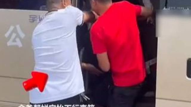 全红婵终于回到老家迈合村，戴着马龙送的帽子，给奶奶一个大红包