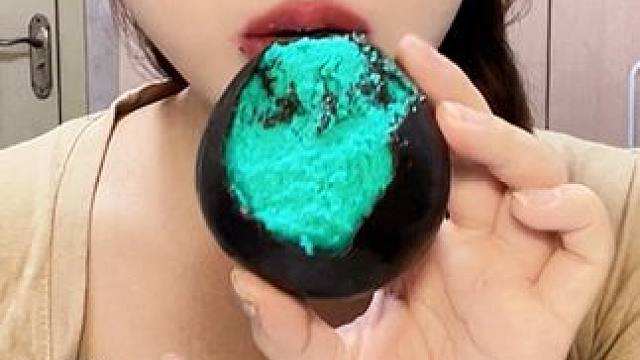 薄荷碱水和薄荷巧克力测评！！#零食测评 #美食测评 #碱水球 #薄荷碱水 #手作面包