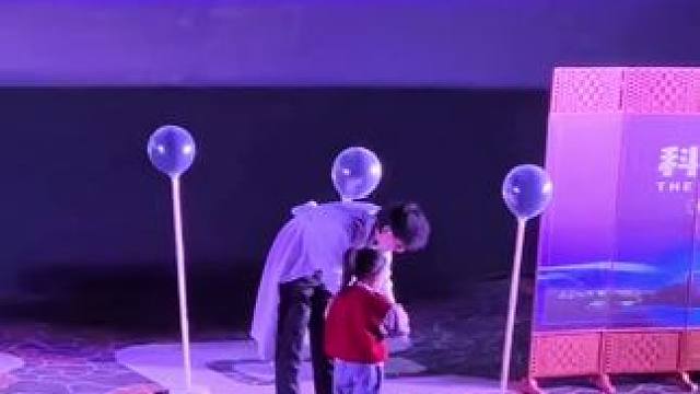 带上您的孩子来看一场物理秀吧，让孩子在这欢乐的气氛下，也能学到很多知识