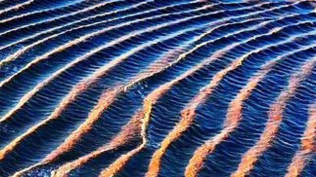 落日熔金下的波纹潮，好似大自然的琴弦，弹奏出优美的旋律#波纹潮 #钱塘江大潮 #海宁观潮