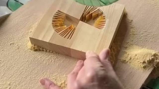 如何在一块木板上挖出半圆？#dou上热门 #解压视频 #舒服又解压 #是时候展现真正的技术了 #专业