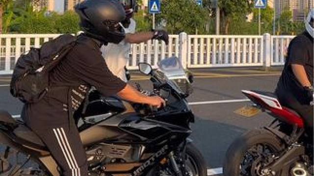 赛550s车主：跑慢两步 让你试试42码的鞋子#机车 #赛550s