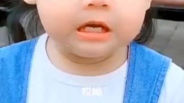 还记得那个被装在外卖箱里,笑容却治愈无数人的“外卖宝宝”么跟着爸爸送外卖已经几个年头了，乖巧懂事的她