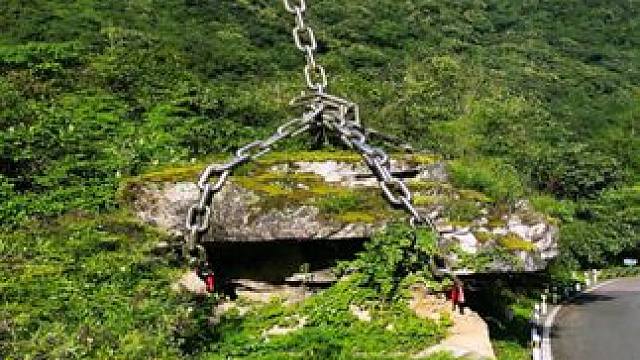 穿越神秘的神农架，发现路边这奇怪的石头，周围也没有发现相关的介绍，四周荒无人烟，那么这里到底有着怎样