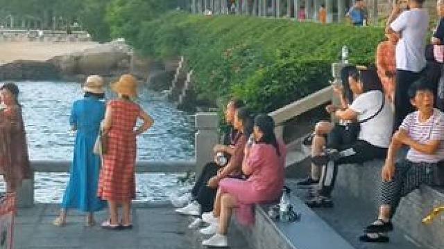 海风阵阵，风景美丽，游客众多！#手机摄影 #闽南语歌曲 #厦门风景 #鼓浪屿 。