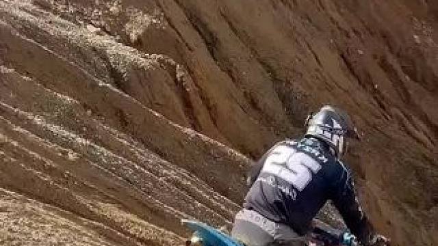 国外红牛扔摩托车大奖赛，只要把摩托车扔到山上，就可以获得10万美元的奖金#极限运动 #玩的就是心跳 