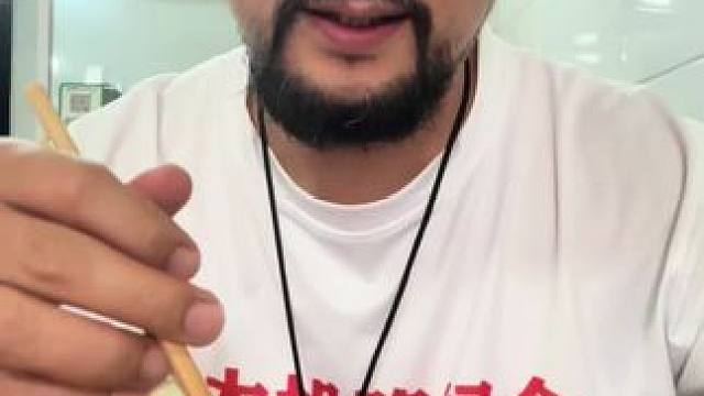 为啥前面的一哥们吃碗粉只要九块？我点了一个小碗收我十一块？ #彝人部落腊肉 #彝人部落安子 #贵州六