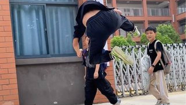 小男孩放学出校门练功夫，太帅了，震惊所有同学和家长， #武术 #地躺拳#中华武术博大精深 #台上一分