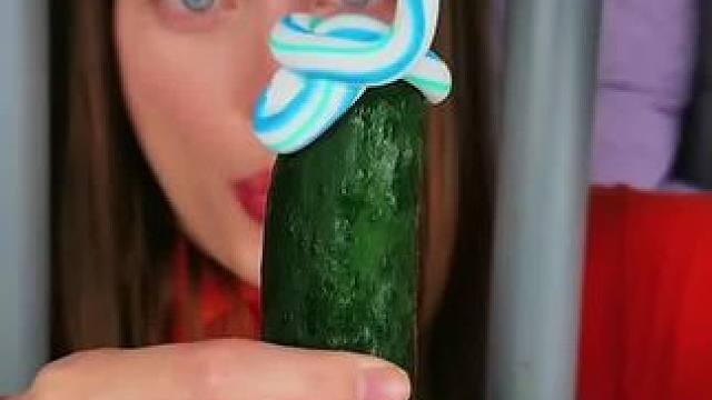 把牙膏涂抹在黄瓜上面，这操作简直太秀了！ #看一遍笑一遍 #这操作都看傻了 #在玩一种很新的解压玩具