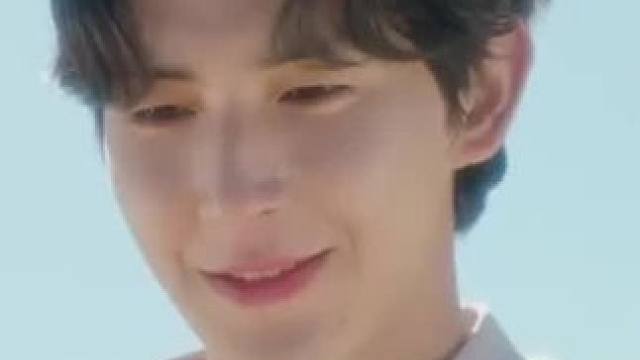 #韩剧##当你的指尖触碰到我的温度时#
果然只有韩剧才能拍出这绝美的镜头～
爱是再次见面时小心翼翼的
