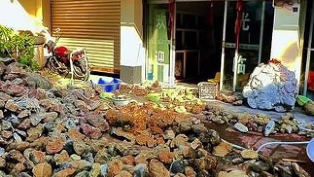 拍稻田时在中子路过这家店，里面的石头千姿百态#疯狂的石头#奇石