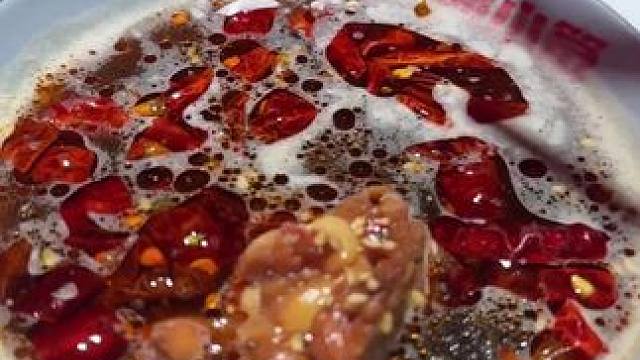 今天带大家来吃一家正宗的火锅鸡，就是这家凤鸣川味火锅鸡。他们家现在推出一个3人三斤的火锅鸡套餐，只要