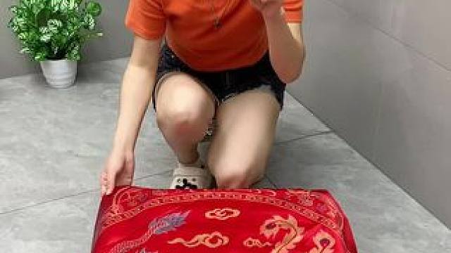 #可伸缩拖鞋架   凉鞋拖鞋用它收纳不占空间，还能当个#可伸缩毛巾架  使用，卫生间干净整洁多了#免