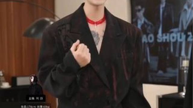 玫瑰总会凋谢，但浪漫永不落幕 #玫瑰西装 #穿出高级感 #小瘦子男装