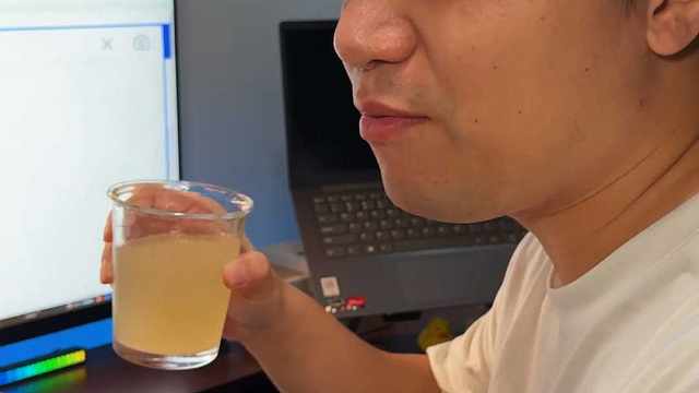 巨大两瓶NFC苹果汁，晚上宵夜来一杯，不知道多过瘾#饮料 #好喝不贵 #苹果汁 