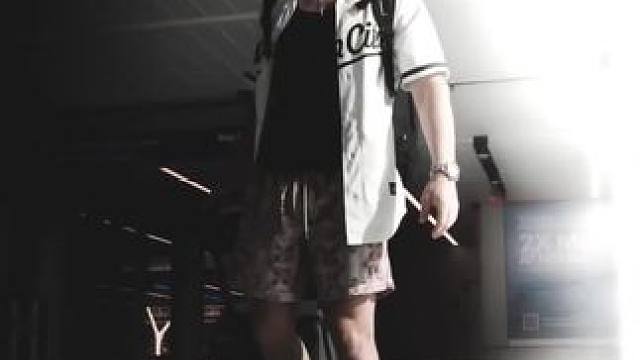 机场创意自拍小技巧分享#拍摄技巧 #手机拍摄技巧 #拍照姿势 #干货分享 #拍照片怎么找角度