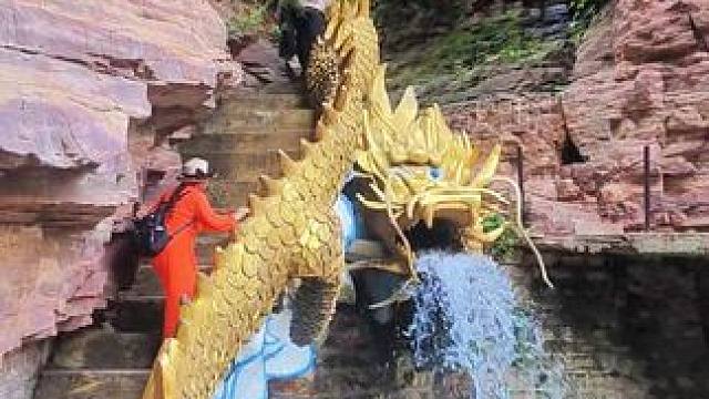 七步沟，原名“漆铺沟”。因山里生长漆树、老百姓以开漆铺为生而得名。自唐朝以来，佛教僧众多来此处聚集隐